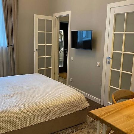 Hidden Gem With Its Own Private Entry At Lypky Apartment Kiev Bagian luar foto