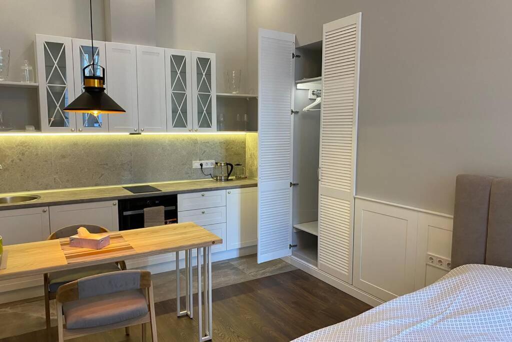 Hidden Gem With Its Own Private Entry At Lypky Apartment Kiev Bagian luar foto