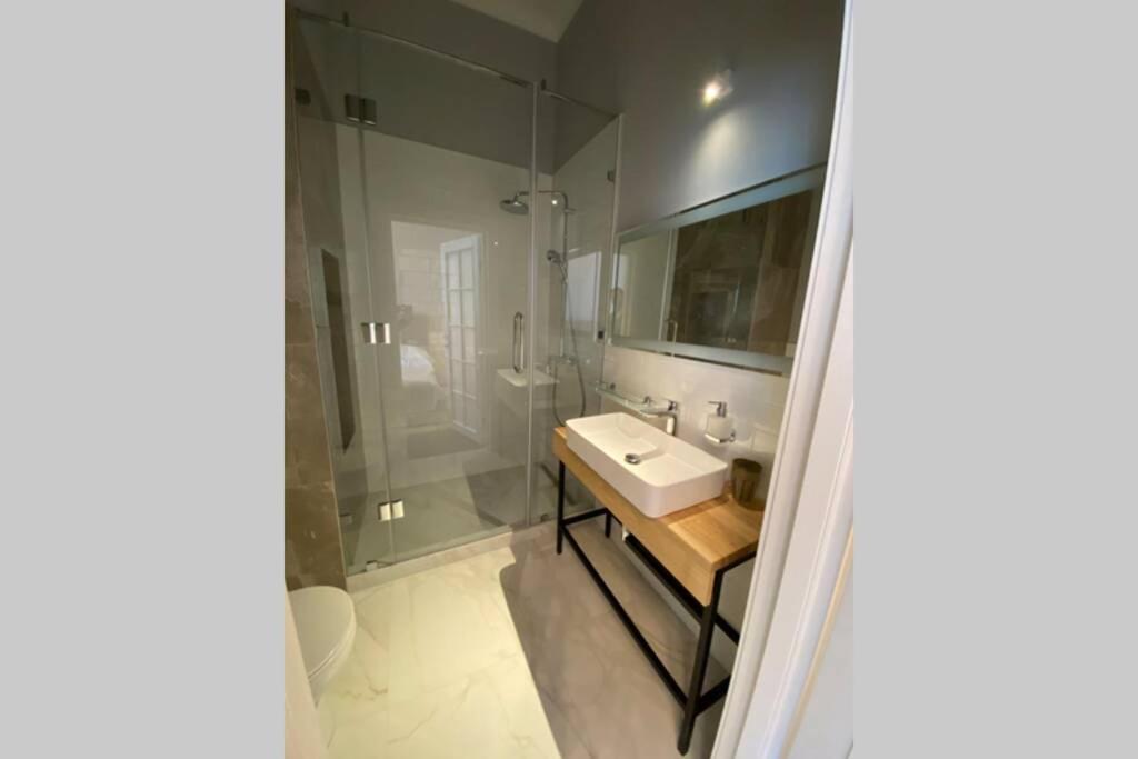 Hidden Gem With Its Own Private Entry At Lypky Apartment Kiev Bagian luar foto