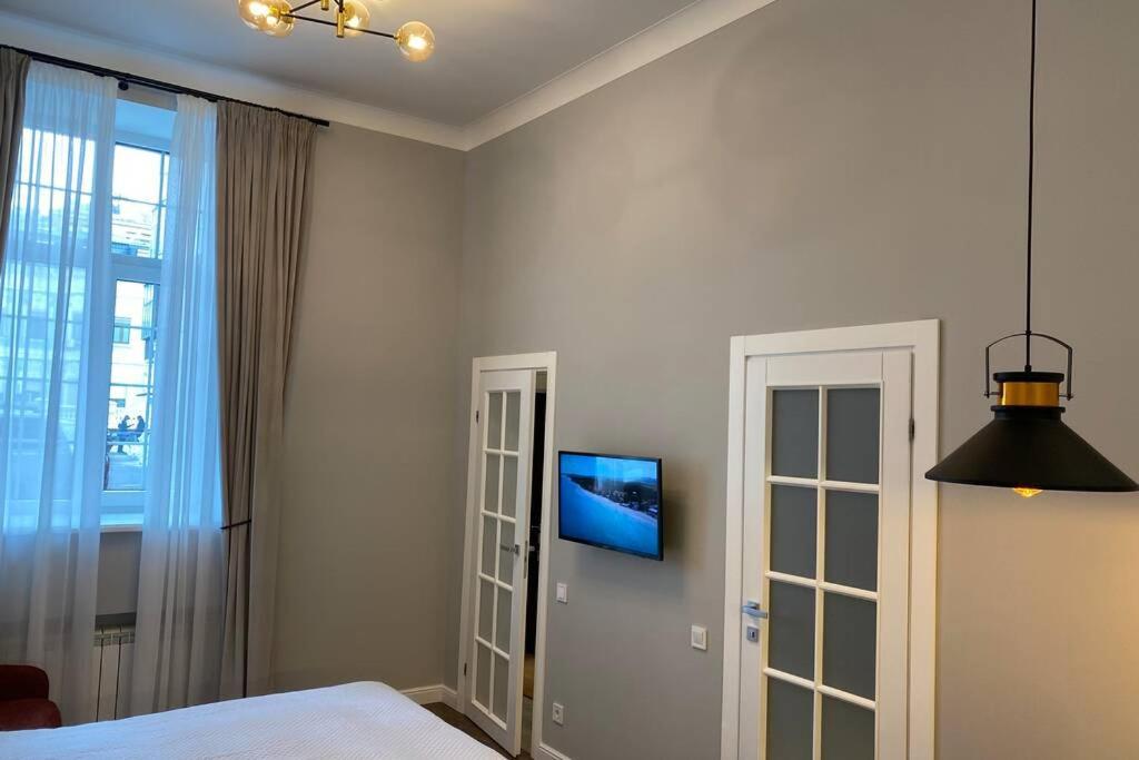 Hidden Gem With Its Own Private Entry At Lypky Apartment Kiev Bagian luar foto
