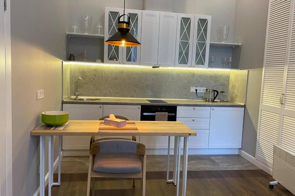 Hidden Gem With Its Own Private Entry At Lypky Apartment Kiev Bagian luar foto