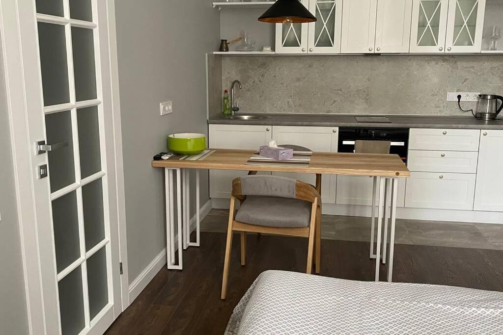 Hidden Gem With Its Own Private Entry At Lypky Apartment Kiev Bagian luar foto